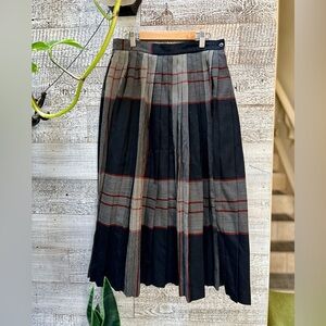 Surrey Classics | Vintage 70s Pleated Retro Wool Skirt - XS/S, Black/Gray/Red